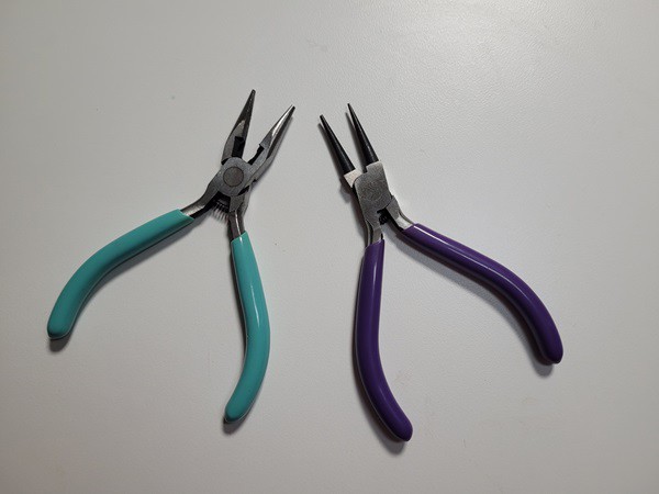 Two pair of pliers are used to open and close the jump rings. In the picture there are a set of flat nose jewellery pliers and round nose pliers. I prefer to use two pairs of flat nose pliers however I could not find my second set.